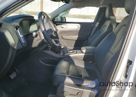 2019 Volvo Xc40 T4 Momentum z USA, uszkodzony, nr VIN YV4AC2HK4K2154423